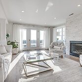 Walk to Rye Harbor State Park: Home w/ Ocean Views