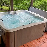 3 Mi to Marina: Cabin w/ Hot Tub in Byrdstown!