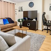 House - Sleeps 8 - Garden - Pet Friendly - Parking