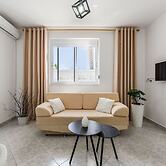 Modern Home With Wifi and Beach Access Golem