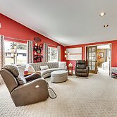 1 Mi to Attractions: Getaway w/ Mtn Views!