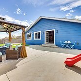 1 Mi to Attractions: Getaway w/ Mtn Views!