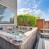 2 Mi to Badger Mountain: Hot Tub Haven!