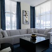 Large Modern 1-Bedroom in Bay Square 9