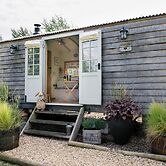 Herbie's Shepherd's Hut - Sleeps 2 & Hot Tub