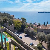 Magnolia House With Shared Pool