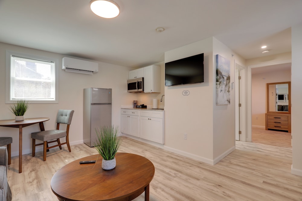 3 Mi to Main St & Beach: Coastal Cape Cod Escape!