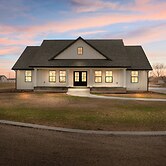 Hidden Treasure Retreat W/hot Tub & River Access 6 Bedroom Home