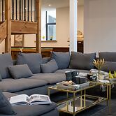 Beautiful 5 Bedroom Apartment in Capel Salem