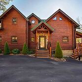 Knotty Pines - Lux Lodge Pool Theater Hot Tub