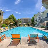 NEW Chic 2BR Stay With Heated Pool Gym Mini Golf