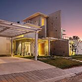 Golf View Home by Stayjadelawnprojector