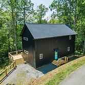 Hot Tub Nestled in the Forest w Chef s Kitchen