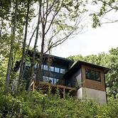 Tiny Home Getaway 15 min Drive to DT w Hot Tub