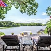 Lakeside Oasis Room for 12!