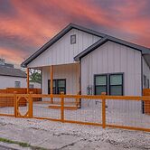 Skyline Retreat 3br-3ba w Stunning Views Near DT