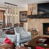 Modern 2 Bedroom Condo at the Base of Vail Mountain Next to Gondola On