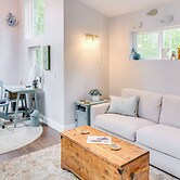 Cozy Couple's Retreat w/ Hot Tub in Smithville!