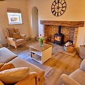 Cottage in Hemingby With Countryside Views