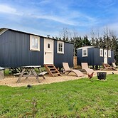 Shepherd's Hut Near Cotswolds & Sky Dive Fun