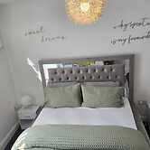 Luxury Stylish Charming City Apartment With Private Entrance in Wolver