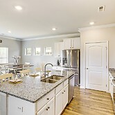 5 Mi to The Square: Athens Home w/ Pool Access!