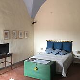 Wine Apartments Florence Lawrence