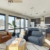 Sleeps 42 7 Modern Midtown Apartments w/ Gym + Pool Walkable to Shops 