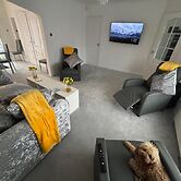 130m2 New House 2024 - 3 Bedrooms - Free Fast Wifi - Free off Street P