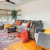 Walk to Parks & Golf: Artsy Bungalow in Lakeland!