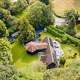 Spacious 5-bed House - Garden, Parking & Bbq