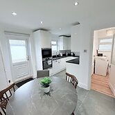 Fountain House-sleeps 5-central Dagenham-parking