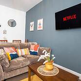 Spacious 3 Bed Flat-free Parking