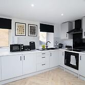 Modern 5 Bed-2 Bath Apartment