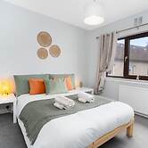 3 Bedroom House - Free Parking
