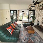 Sunny Greenery oasis in downtown