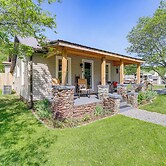 Walk to River & Trails: Cozy Damascus Cottage!
