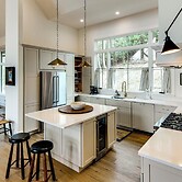 Deck & Mountain Views: 'black Chalet' in Glenville