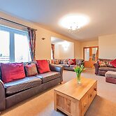 Spacious Country House for 14, Holywell, No Deposit