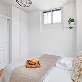 Bright 1BR Bastille Getaway - 4 Guests