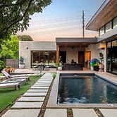 Eastside Mansion w Pool 7 Mins to Rainey