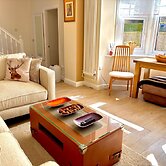 5 Guests - 2 Bedrooms - Free Parking - 1min Beach