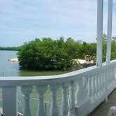 See Belize Waterside Sea View 2-bedroom Apartment w Balcony, Pool & De