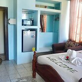 Seaview Studio w Balcony & Pool Near Air