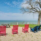 Walk to Lake Erie: Sleek Retreat w/ Screened Patio
