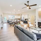 Walk to Lake Erie: Sleek Retreat w/ Screened Patio