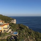 Coastline Arrabida Villa by Cadenzalux