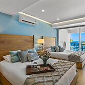 Gorgeous 1BR with Pools & Sea Views