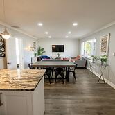 Relax Unwind 4BR Home w Pool in Hollywood