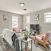 4 Mi to Universities: Quaint Parkville Apartment!